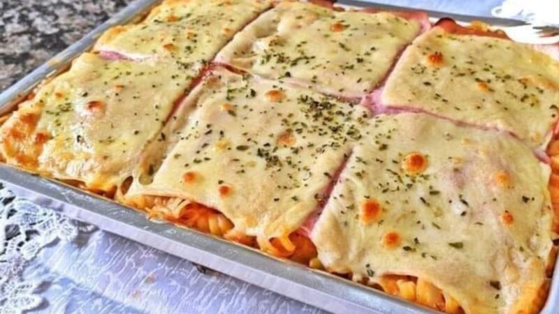 Macarrão de Forno com Presunto e Queijo: Uma Explosão de Sabor em Cada Camada!