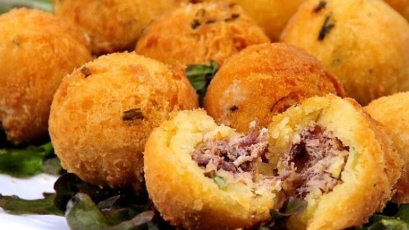 Bolinho de Mandioca Recheado: Uma Explosão de Sabor em Cada Mordida