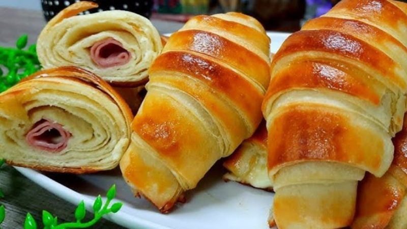 Delicie-se com Croissant de Presunto e Queijo: Um Clássico Saboroso para Qualquer Ocasião!