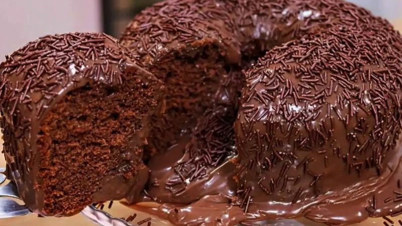 A Suprema Tentação: Bolo de Chocolate com Cobertura de Brigadeiro