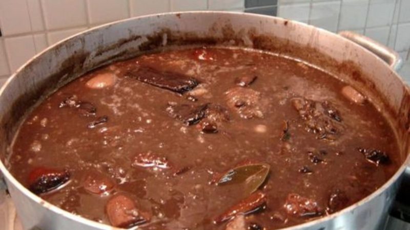 Feijoada Simples e Deliciosa da Vovó: Um Clássico da Culinária Brasileira