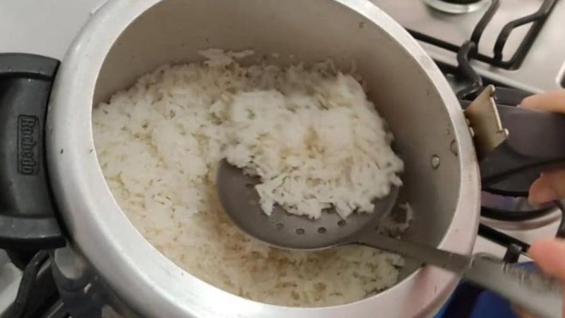 Arroz na Panela de Pressão Soltinho: Sabor e Praticidade em Minutos