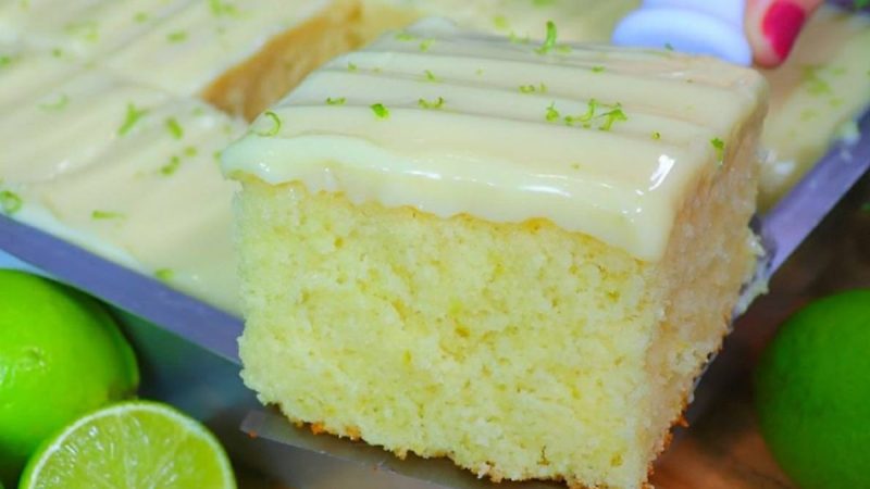 Delicie-se com Este Bolo de Limão com Cobertura de Leite Condensado: Uma Explosão de Sabor Cítrico!