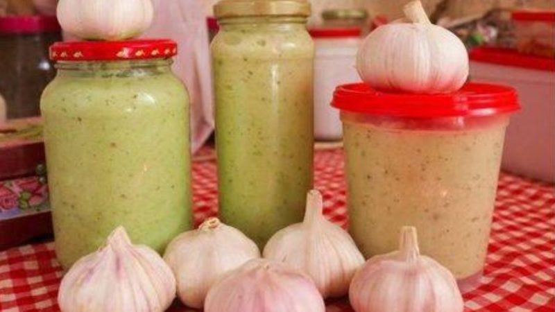 Tempero Caseiro Simples de Alho e Cebola: O Segredo para Realçar o Sabor das Suas Receitas