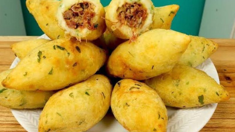 Delicie-se com um Saboroso Bolinho de Mandioca com Carne Seca: A Combinação Perfeita de Sabores Brasileiros