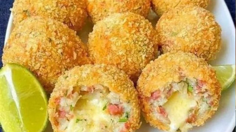 Bolinhos de Arroz com Queijo e Calabresa: Simplesmente Irresistíveis!