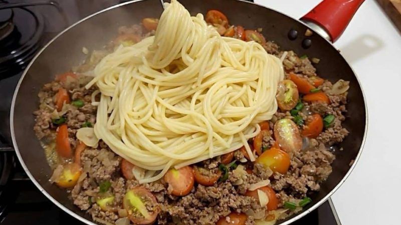 Macarrão na Manteiga com Carne Moída: A Refeição Rápida e Reconfortante que Você Precisa