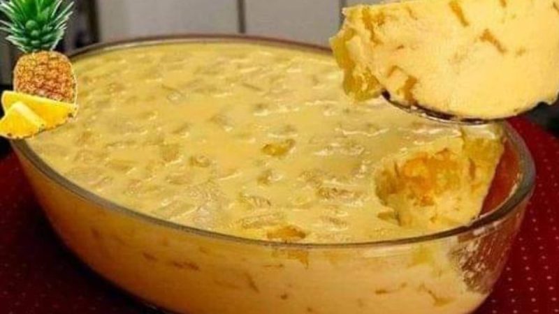 Desfrute de uma Explosão Tropical de Sabor: Mousse de Abacaxi com Pedaços da Fruta