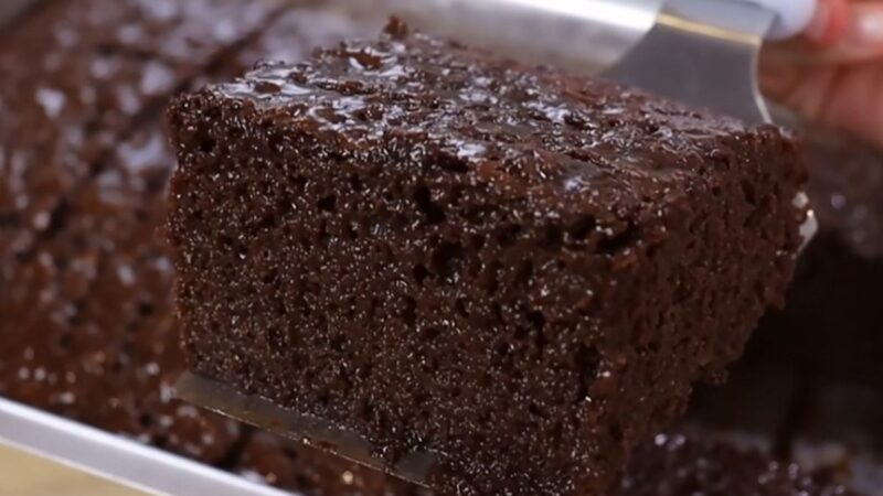 Receita Fácil e Deliciosa: Bolo de Chocolate Molhadinho