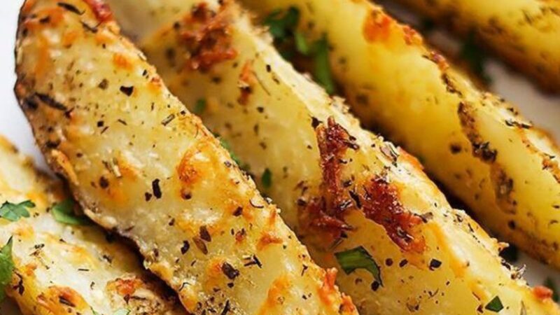 Batatas Assadas com Alho, Ervas e Parmesão: Uma Receita Para Fazer Agora!