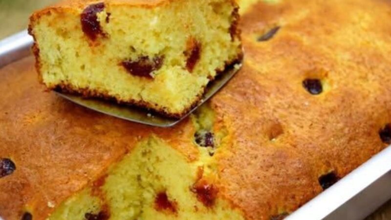 Bolo de Fubá com Pedaços de Goiabada: Ele Já Sai do Forno Recheado e Pronto Pra Comer