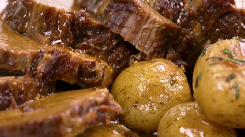 Carne ao Molho Madeira com Batatas Assadas: Receita Sofisticada, Prática e Que Vai Surpreender!