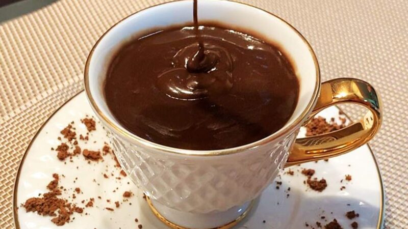 Receita de Chocolate Quente Cremoso: Aquele Que Aquece Corações!