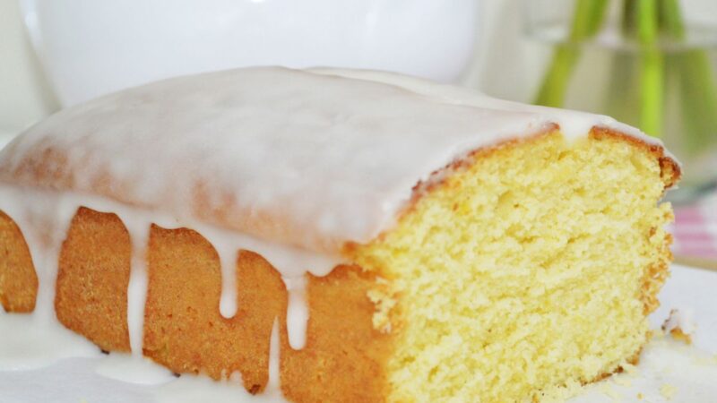 Bolo de Limão Suave e Refrescante: Fofo, Perfumado e com Cobertura de Dar Água na Boca