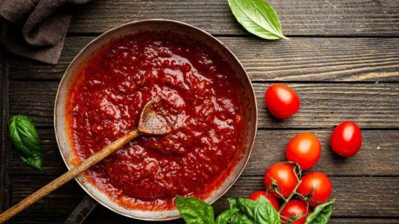 Descubra como fazer o MELHOR molho de tomate caseiro para pizza: Sabor e frescor direto da sua cozinha